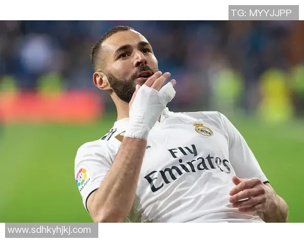 全球足球百大球星高清写真集展现传奇与荣耀瞬间