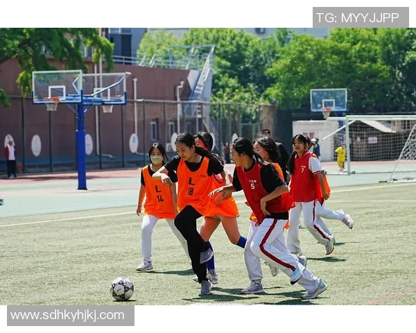 街头风采足球星装扮路人挑战极限个性与球场魅力融合展示