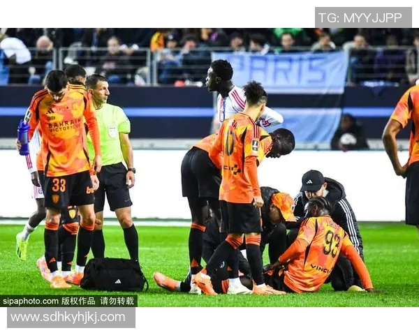 足球球星发烧拼搏赛场展现坚韧精神助力球队逆袭胜利 足球球星发烧拼搏赛场展现坚韧精神助力球队逆袭胜利