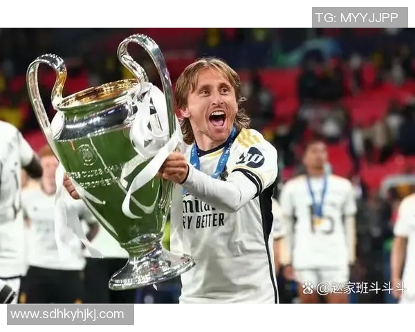 用足球作别老将泪洒绿茵场致敬拼搏岁月铭记传奇风采 用足球作别老将泪洒绿茵场致敬拼搏岁月铭记传奇风采