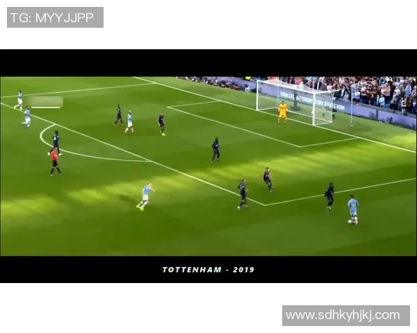 足球巨星精准长传瞬间展现绝妙技术与赛场魅力 足球巨星精准长传瞬间展现绝妙技术与赛场魅力